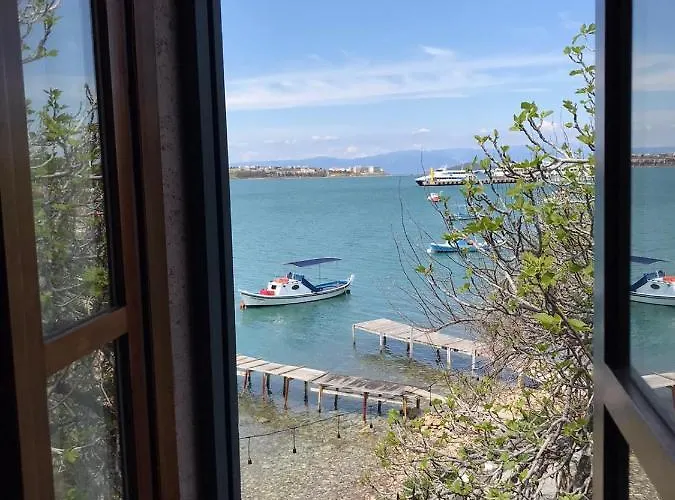 Ferahi Evler Ayvalı